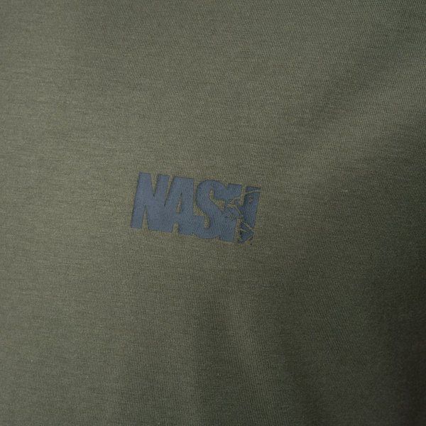 La Nash Camiseta Make It Happen Carp Logo Verde es una prenda diseñada para pescadores que viven el carpfishing con pasión dentro y fuera del agua.