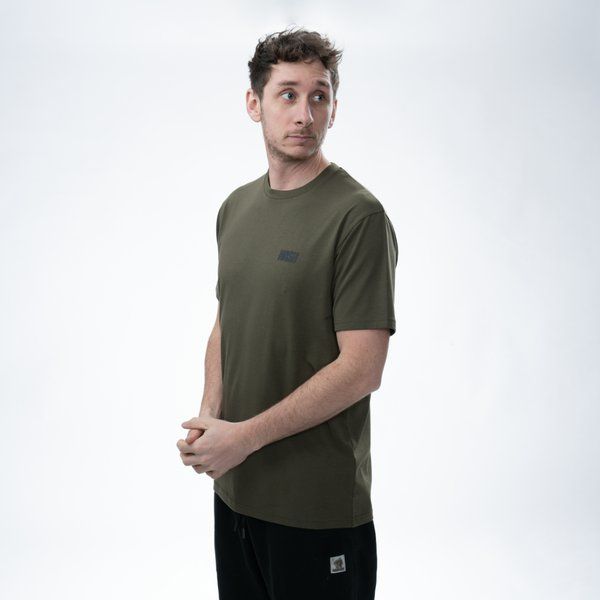 La Nash Camiseta Make It Happen Carp Logo Verde es una prenda diseñada para pescadores que viven el carpfishing con pasión dentro y fuera del agua.