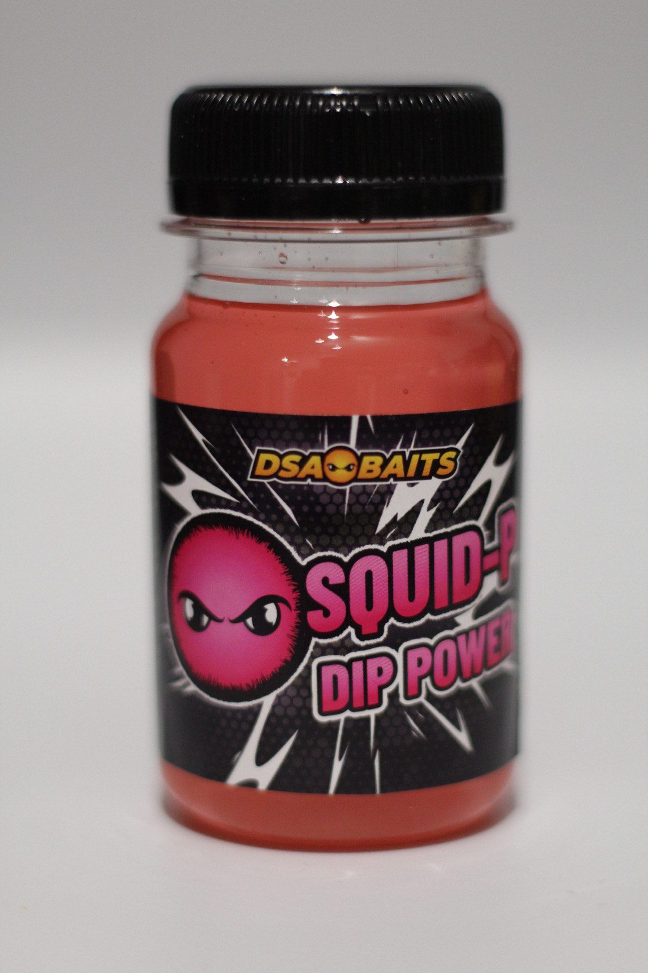 El DsaBaits Dip Power Squid P es un líquido atrayente de alta concentración diseñado para despertar el apetito de las carpas más exigentes.
