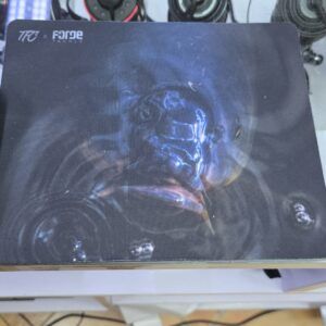 Tanto si estás editando fotos de tus capturas como planificando tu próxima sesión, la Alfombrilla Forge Tackle PC dará identidad y estilo carpfishing.