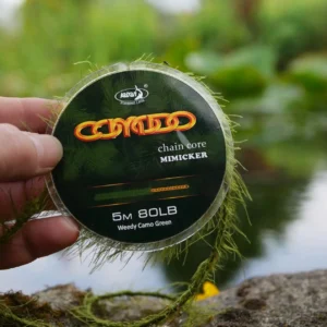 El Comodo Chain-Core Mimicker 80lb Weedy Camo 5m la fusión perfecta entre resistencia, realismo y eficacia en los escenarios de pesca más exigentes.