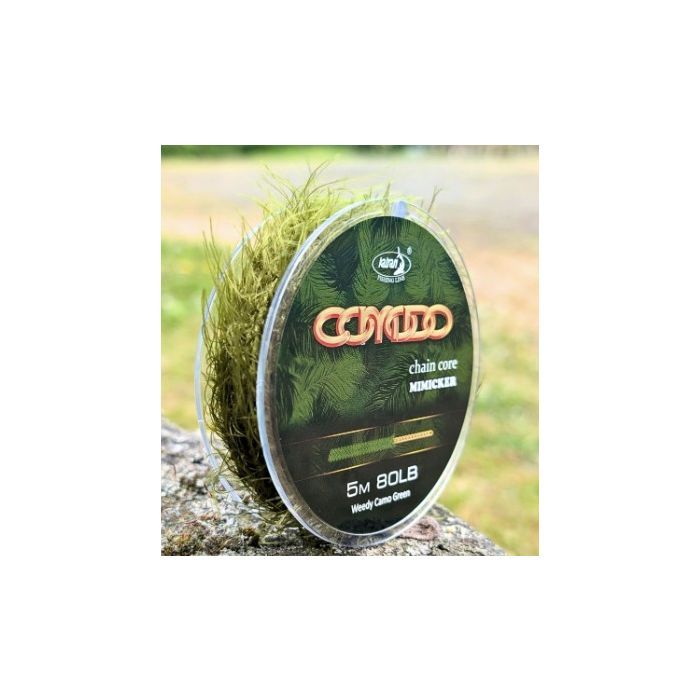 El Comodo Chain-Core Mimicker 80lb Weedy Camo 5m la fusión perfecta entre resistencia, realismo y eficacia en los escenarios de pesca más exigentes.