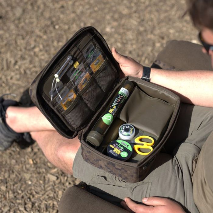 La Solar Tackle SP C-Tech Tackle Station Large representa la evolución definitiva en almacenamiento de aparejos para el pescador que exige rendimiento.