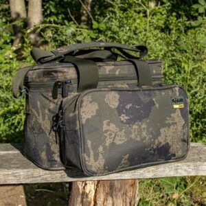 La Solar Tackle Bolsa Isotérmica UnderCover Camo es una incorporación imprescindible dentro de la reconocida gama UnderCover Camo de Solar Tackle..