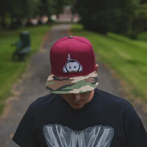 Monkey Climber Gorra Snapback con parche del logotipo en color burdeos y visera de camuflaje (EE. UU.)