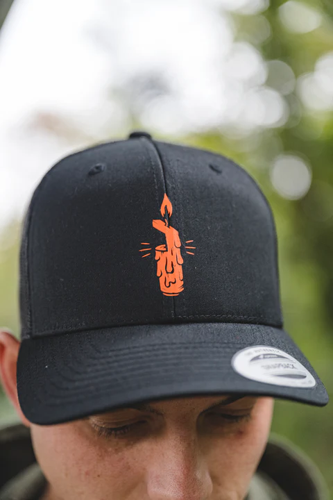 Monkey Climber Gorra de béisbol de malla KOTF Flame, negra con logotipo rojo