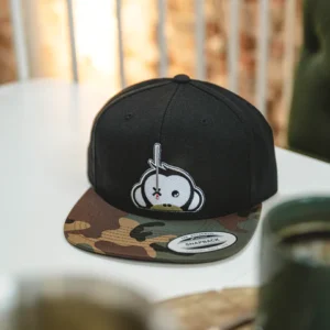 Monkey Climber Gorra Snapback con parche de logotipo en negro y visera de camuflaje