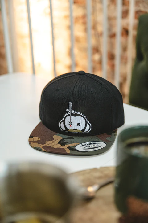 Monkey Climber Gorra Snapback con parche de logotipo en negro y visera de camuflaje