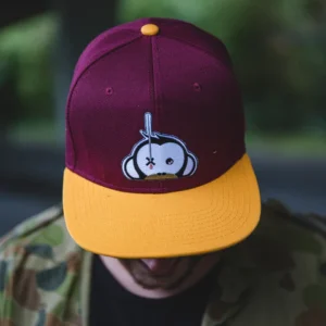 Monkey Climber Gorra Snapback con Parche del Logotipo Color burdeos con visera amarilla