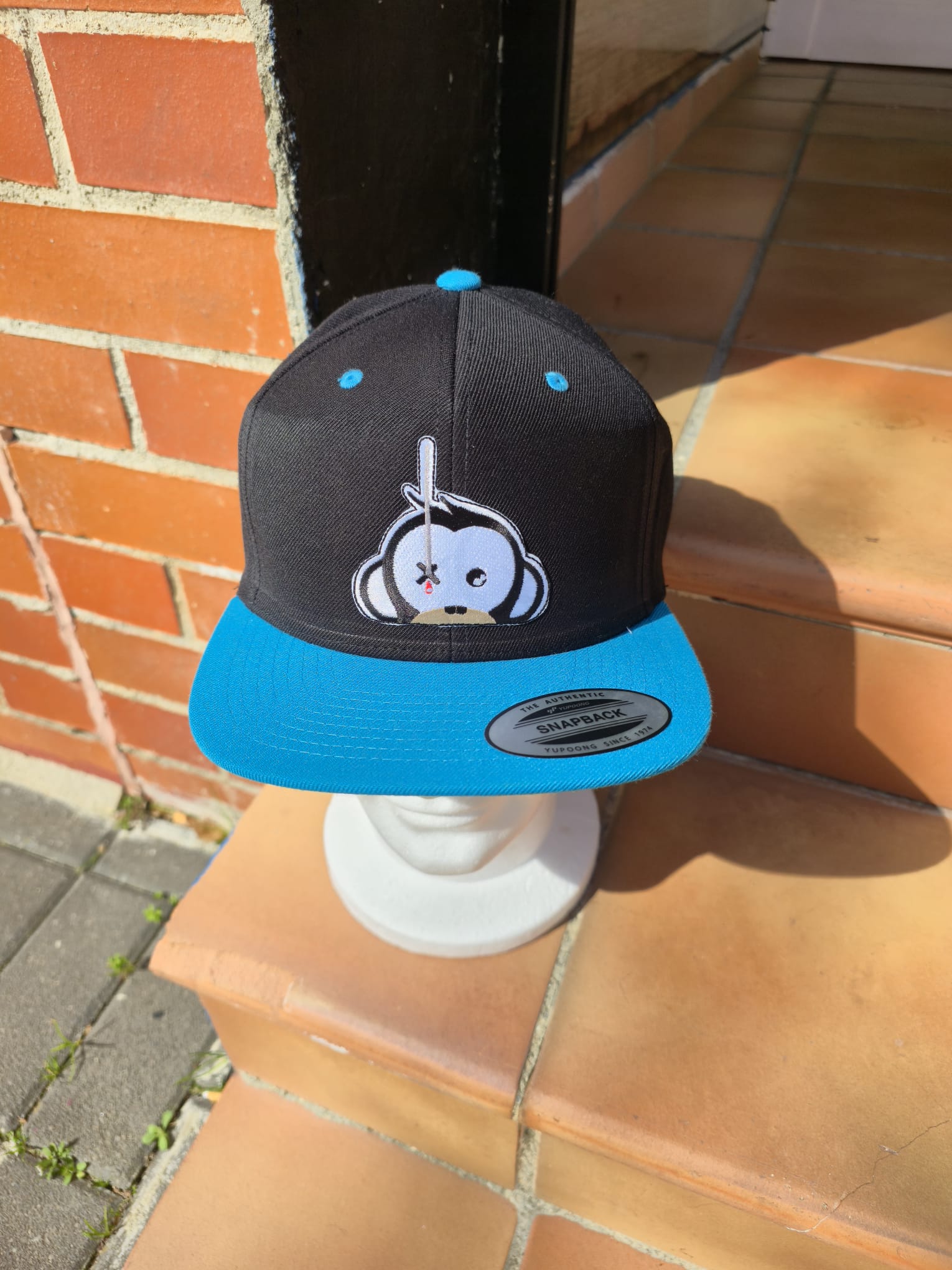 Monkey Climber Gorra negra y visera azul - Imagen 2