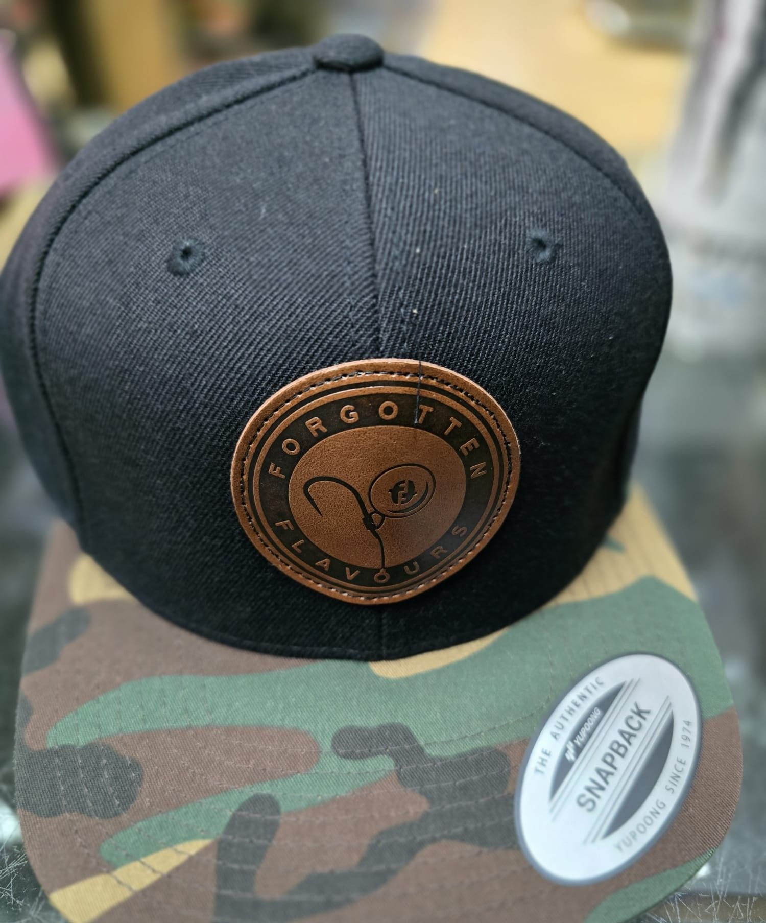 Forgotten Flavours Gorra Snapback con logo Pico de Camuflaje y negro